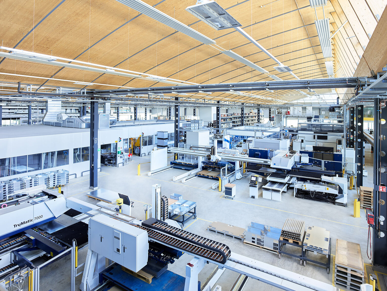 Fertigungshalle mit Maschinen zur Metallverarbeitung