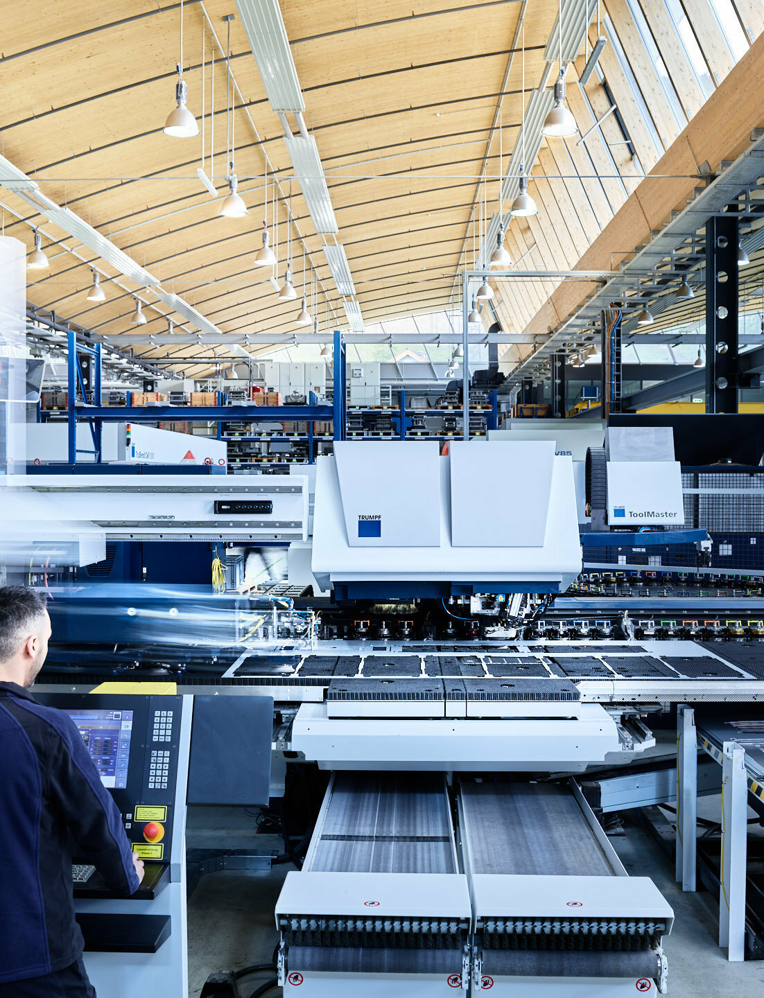 Im Stanz- und Laserbearbeitungszentrum werden Metallteile und Blechtafeln unter Einsatz von modernen Maschinen bearbeitet.