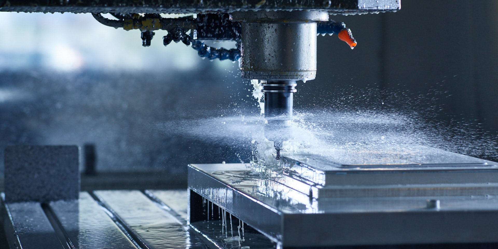 CNC-Fräse bei der präzisen Bearbeitung eines Metallteils