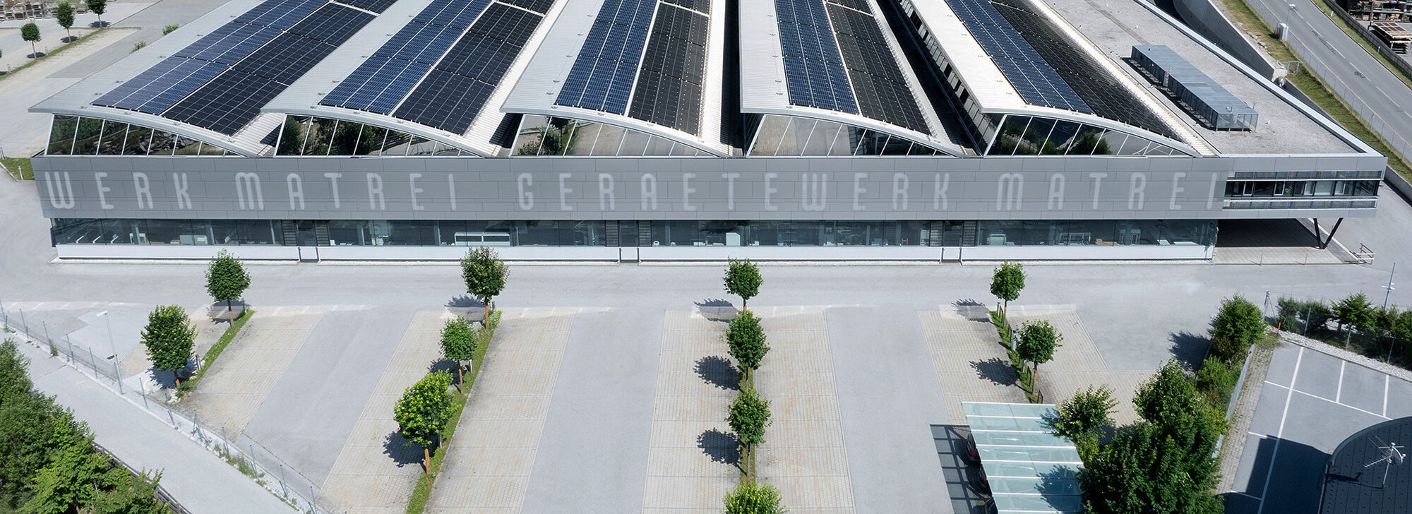 Gerätewerk Matrei Firmengebäude mit Photovoltaikanlage