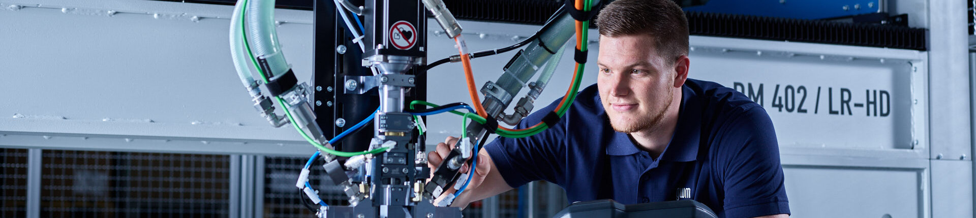 6-Achs-Roboter verklebt Metallteile und Baugruppen.