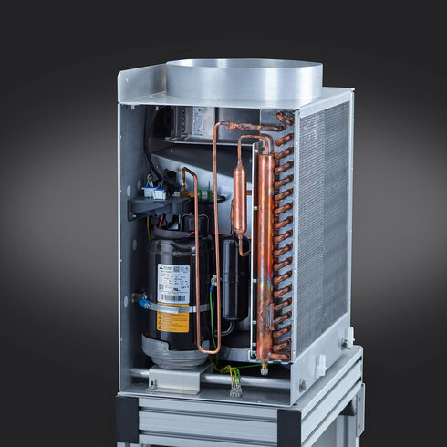 Offenes Klimagerät mit integrierten Rohrleitungen und technischen Baugruppen