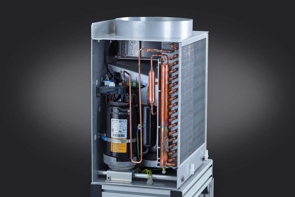 Offenes Klimagerät mit integrierten Rohrleitungen und technischen Baugruppen