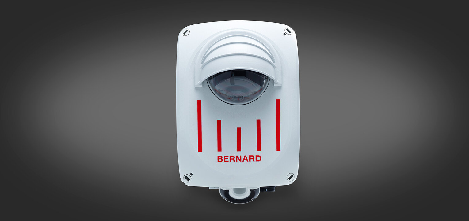 Montage von Verkehrskamera mit optischen und elektrischen Komponenten