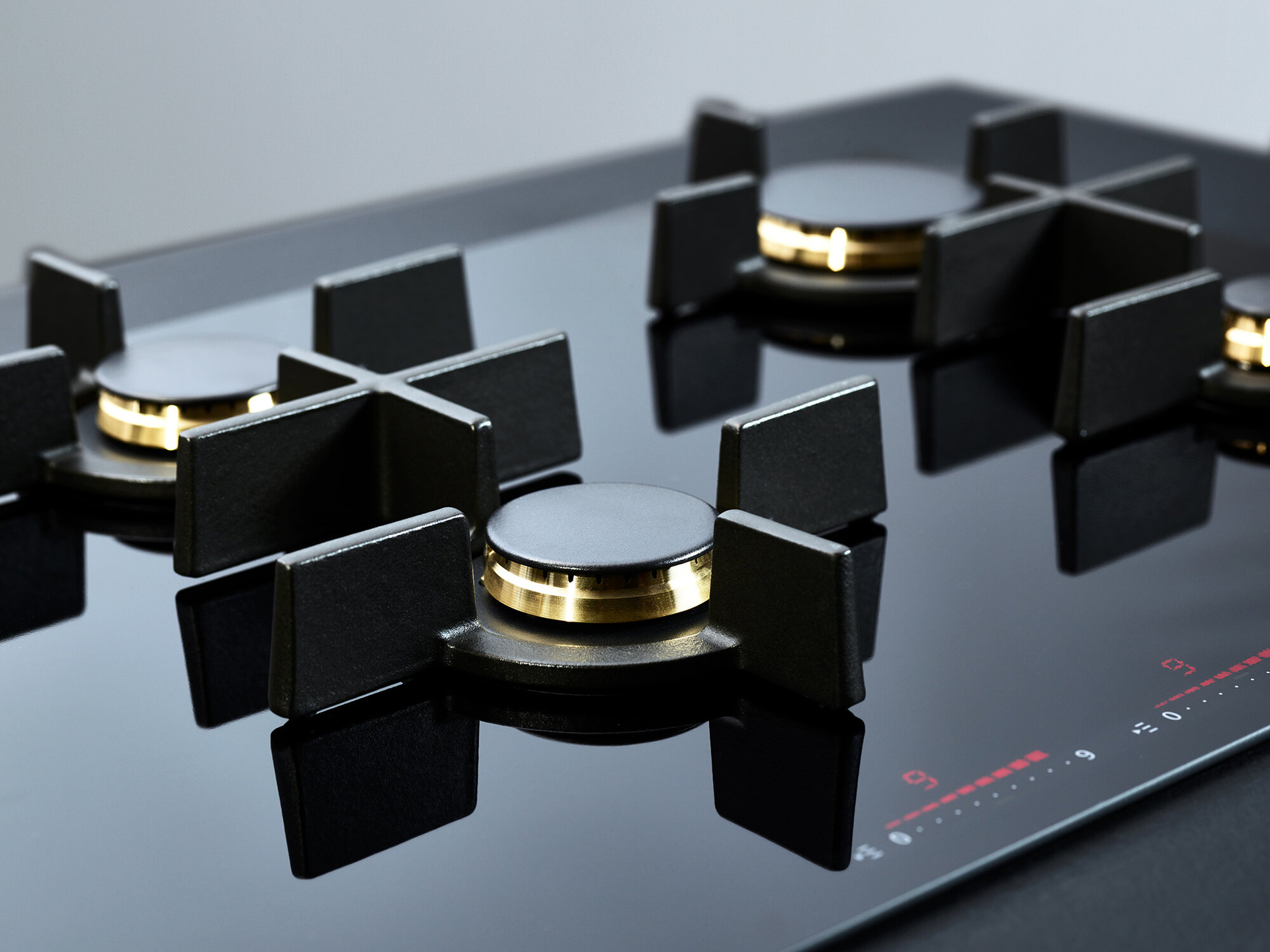 Gaskochfeld mit Gasbrennern auf glatter Glaskeramikfläche