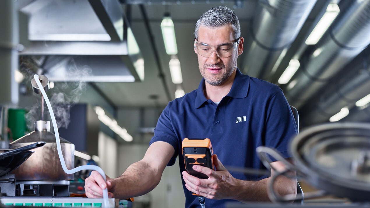 Mitarbeiter bei der Prüfung von Geräten