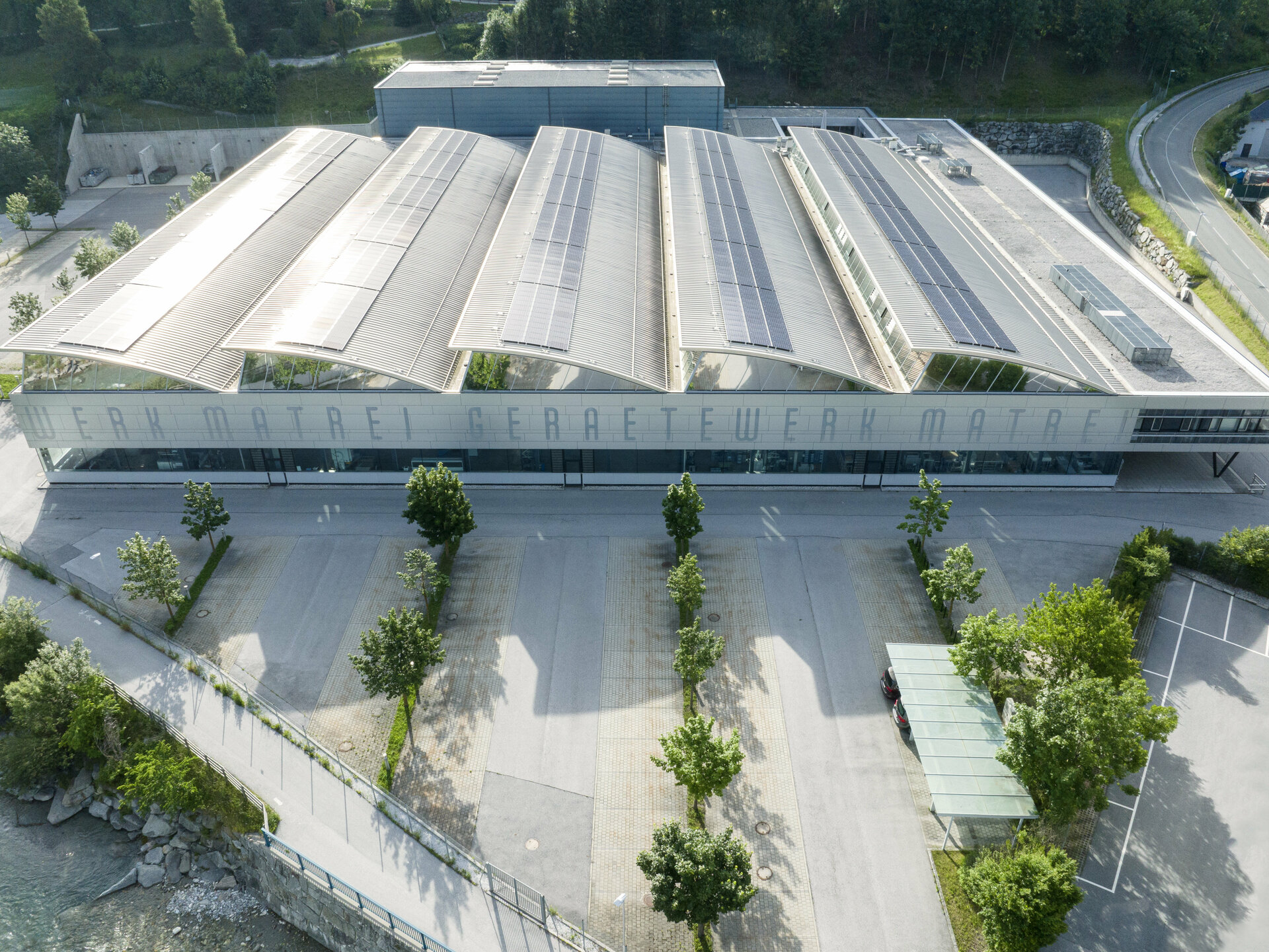 Photovoltaikanlage erzeugt Energie im klimaneutralen Betrieb.