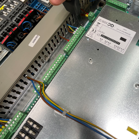 Montagearbeiten an einem Schaltschrank