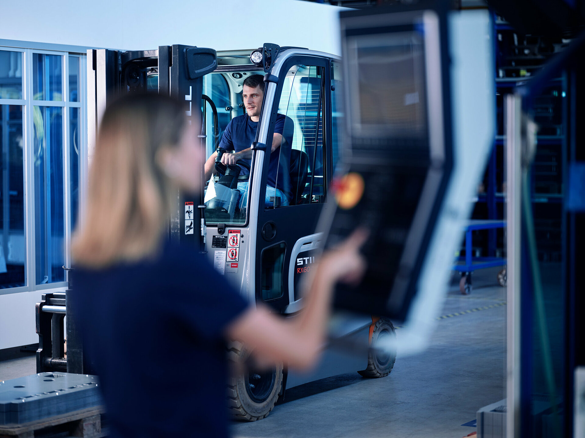 Lehrling arbeitet in der Betriebslogistik bei GWM.