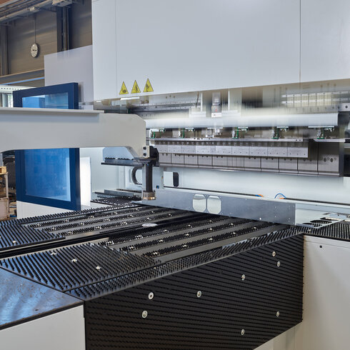 Präzise Blechbearbeitung mit Schwenkbiegetechnik