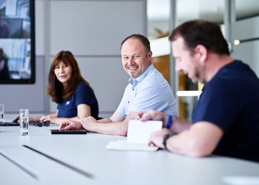 GWM-Mitarbeitende bei einer Besprechung