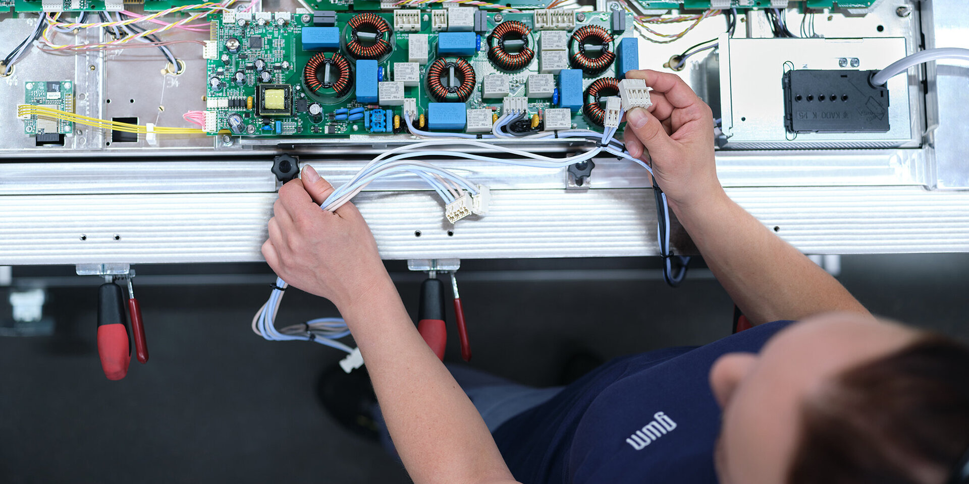 Elektrische und mechanische Baugruppe in Metallgehäuse mit integrierter Elektronik