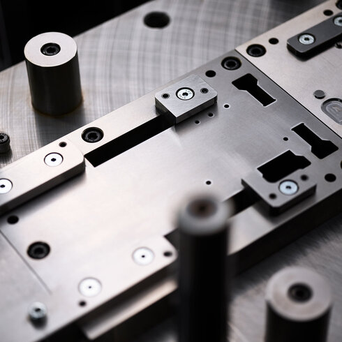 Vorrichtung aus Metall für industrielle Fertigungsprozesse