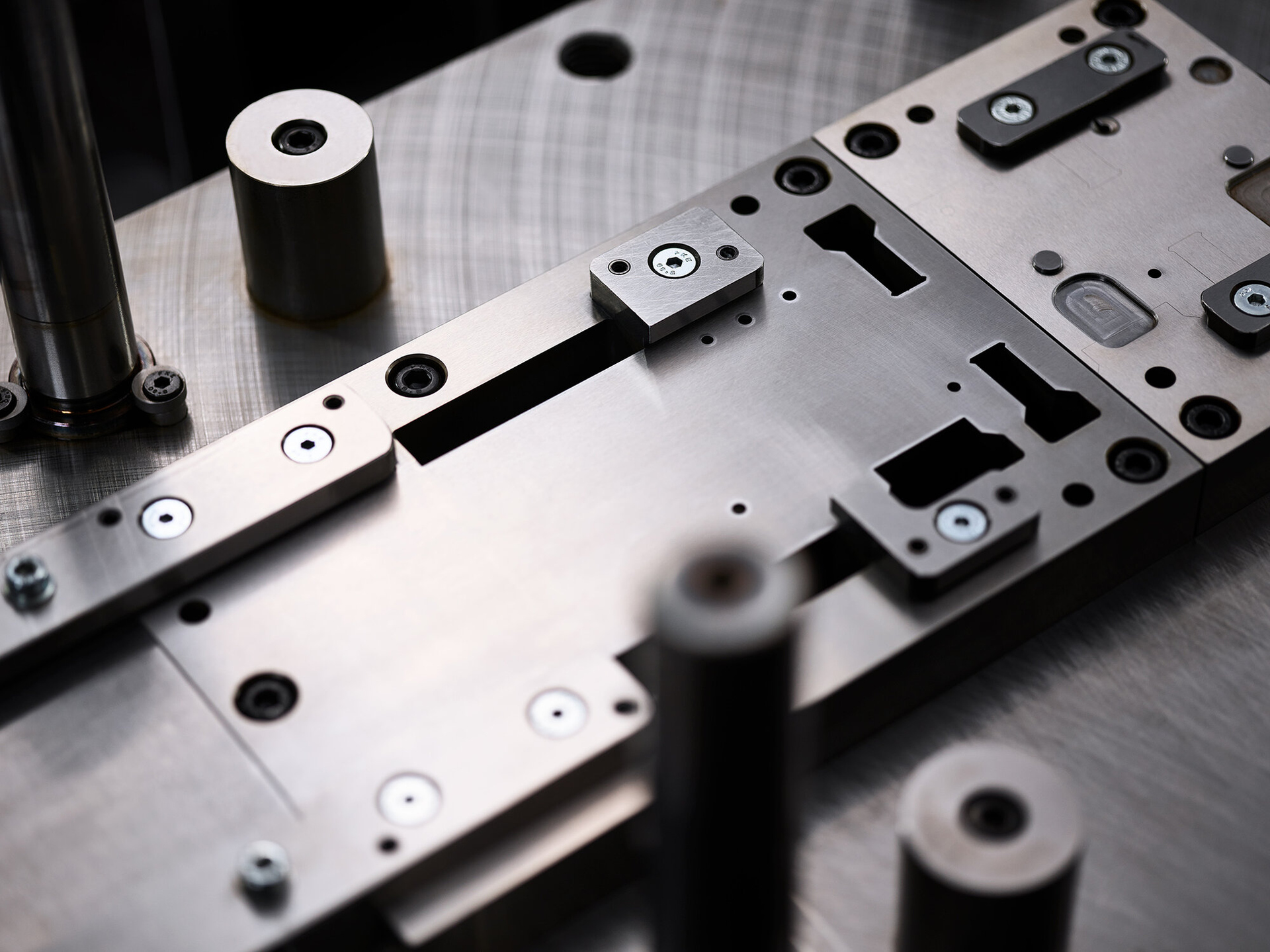 Vorrichtung aus Metall für industrielle Fertigungsprozesse