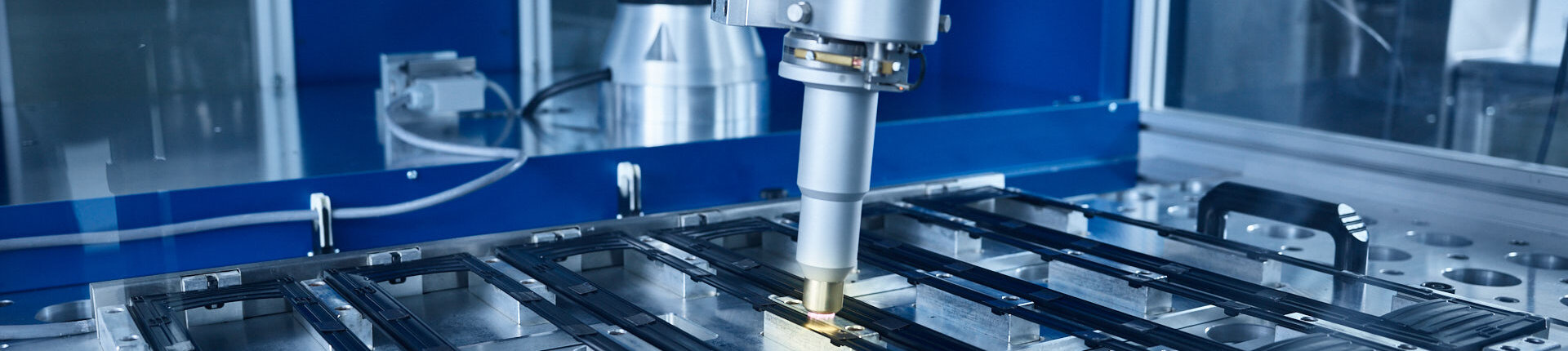 Ein Roboter verklebt Metallteile im Gerätewerk Matrei.