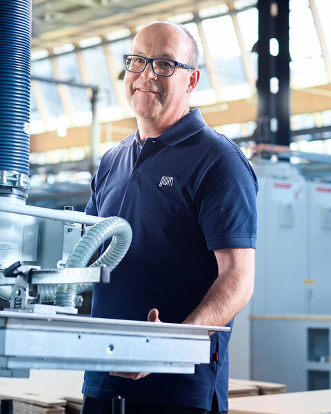 Metalltechniker produziert ein Kochfeld im Gerätewerk Matrei.