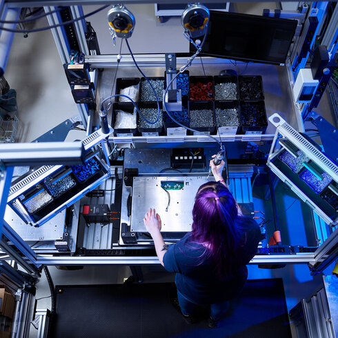 Mitarbeiterin an Montageband