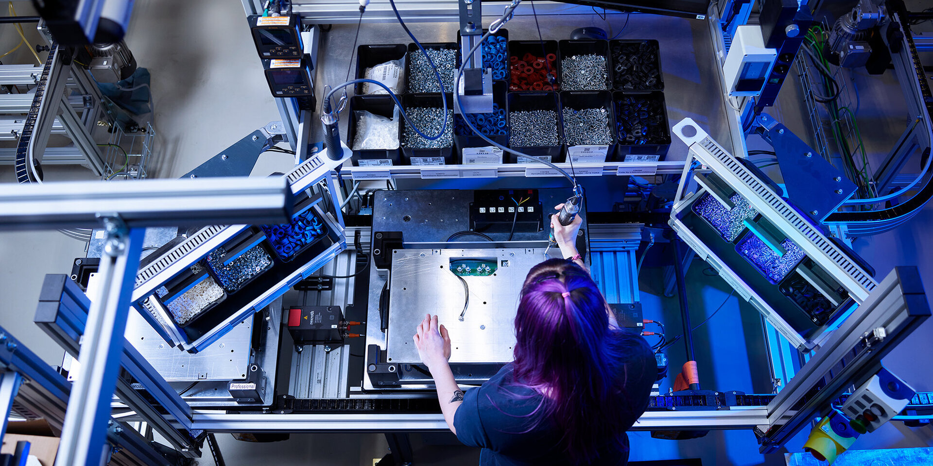 Mitarbeiterin an Montageband