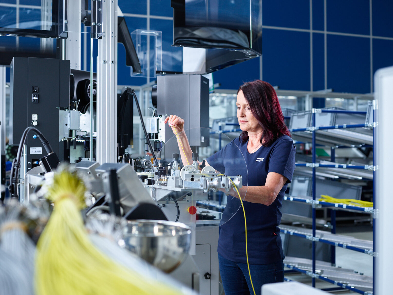 Mitarbeiterin bei der Kabelkonfektionierung