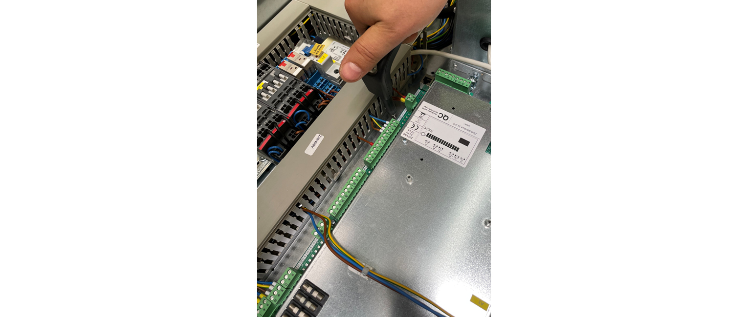 Montage von Schaltschrank für Innen- oder Außeneinsatz