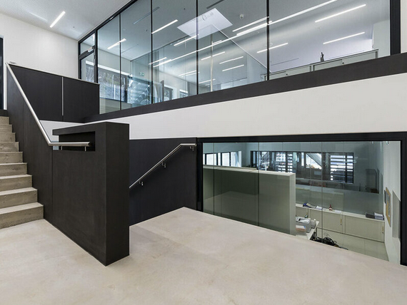 Stiegenaufgang in Industriegebäude mit neu ausgebauten Räumen