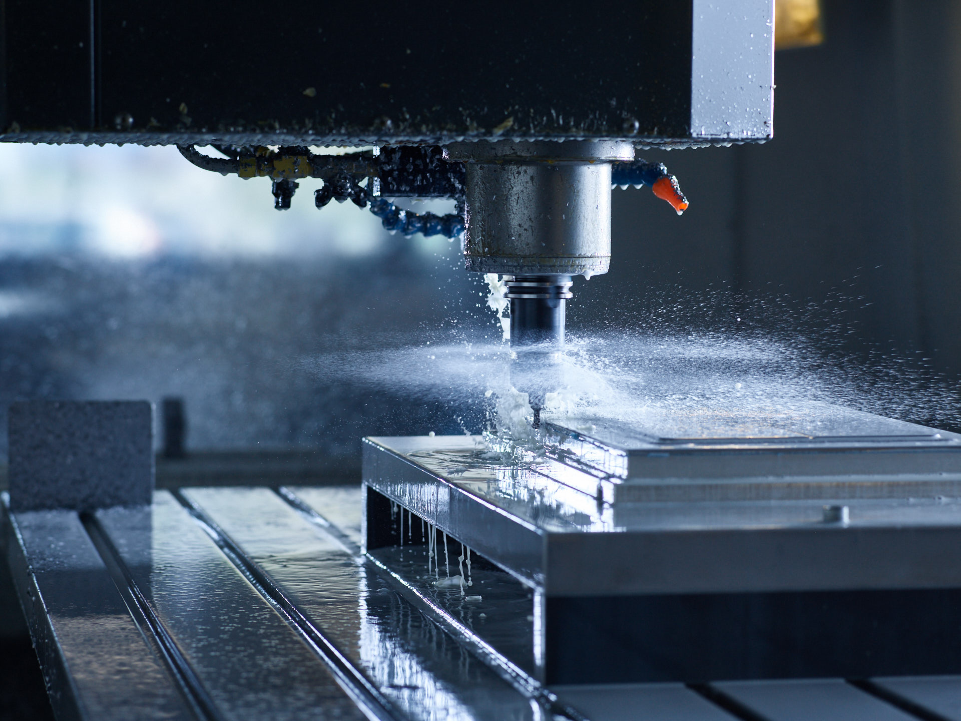 CNC-Fräse bei der präzisen Bearbeitung eines Metallteils