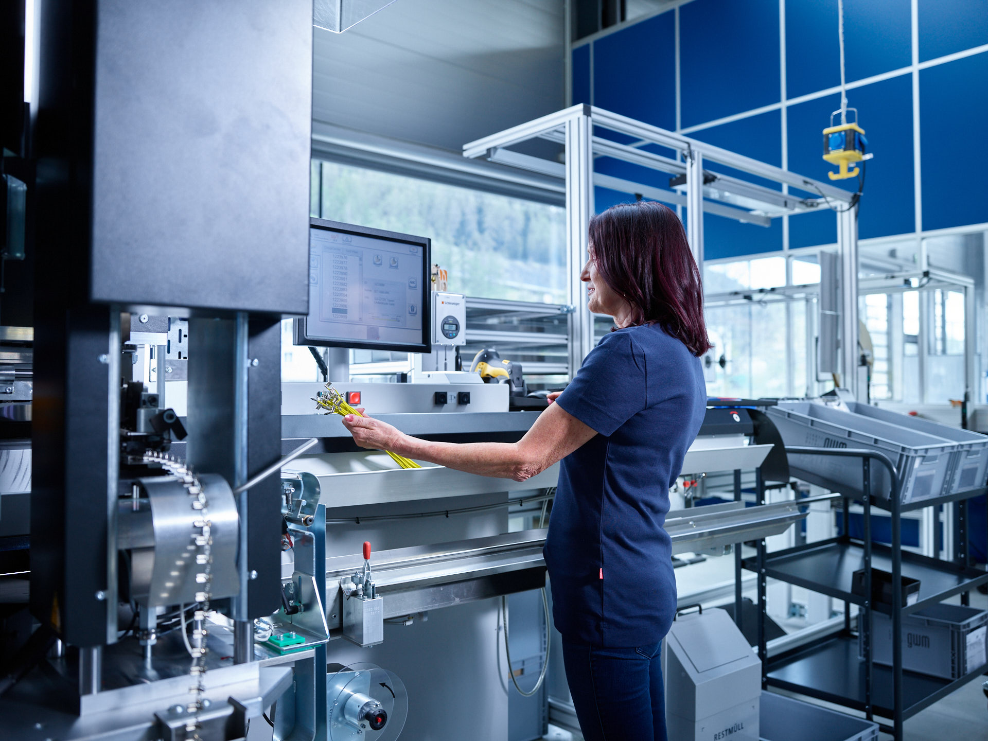 Person bei der Kabelkonfektionierung